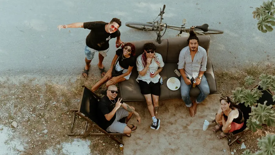 Vista cenital de artistas descansando en un sofá en la calle durante la producción en Tulum